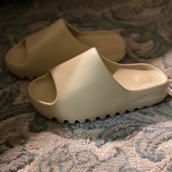 Adidas Yeezy Slide Trend Wild Sports Casual Slippers.
